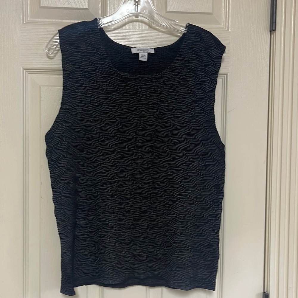 Dress barn woman sleeveless top. Black. Size 14/16. Great condition!